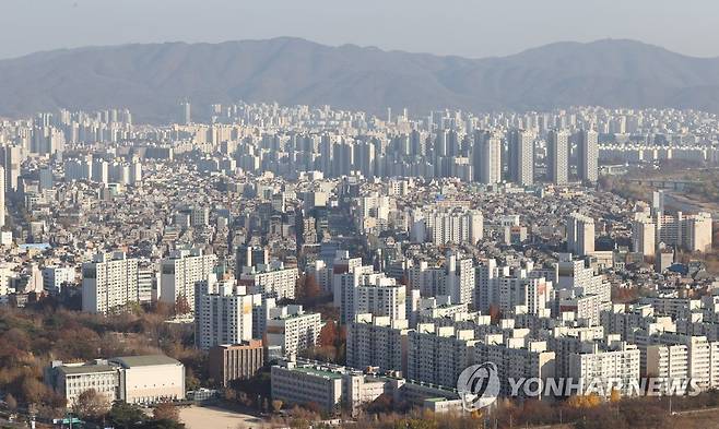 시가·재산세 손질…내년 부동산 보유세 2020년으로 되돌린다 (서울=연합뉴스) 류효림 기자 = 정부가 내년 부동산 공시가격 현실화율(시세 대비 공시가격 비율)을 2020년 수준으로 낮춘다. 기획재정부와 행정안전부, 국토교통부는 부동산 보유세 부담을 2020년 수준으로 완화하기 위해 공시가격 현실화 수정 계획과 주택 재산세 부과 제도개선 방안을 마련했다고 23일 밝혔다. 사진은 이날 서울 강남구 삼성동 아셈타워에서 바라본 강남 일대 아파트 단지 모습. 2022.11.23 ryousanta@yna.co.kr