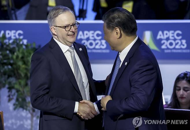 악수하는 중국·호주 정상 지난 17일 미국 샌프란시스코에서 열린 아시아태평양경제협력체(APEC) 정상회의에서 앤서니 앨버니지 호주 총리(왼쪽)가 시진핑 중국 국가주석과 악수하고 있다. 
[EPA 연합뉴스 자료사진. 재판매 및 DB 금지]