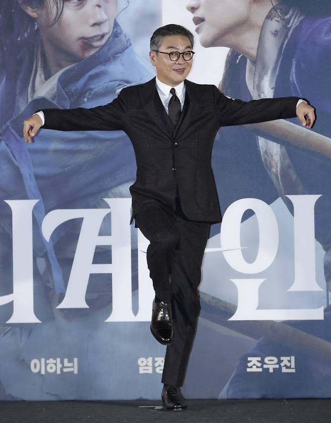 배우 김의성이 22일 오전 서울 용산구 CGV 용산아이파크에서 열린 영화 ‘외계+인’ 2부 제작보고회에서 포즈를 취하고 있다. (사진=뉴스1)