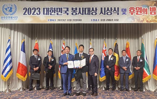 강원랜드가 ‘2023 대한민국 봉사대상’ 시상식에서 3개 부문을 수상했다. 앞줄 왼쪽부터 정형근 한국유엔봉사단 총재, 박춘배 강원랜드 대외업무팀장, 안헌식 한국유엔봉사단 이사장. (강원랜드 제공)