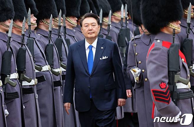 윤석열 대통령이 지난 21일(현지시간) 영국 국빈 방문 공식 환영식이 열리고 있는 런던 호스 가즈(Horse Guards) 광장에서 찰스 3세 국왕과 왕실 의장대를 사열하고 있다. 2023.11.21/뉴스1 ⓒ AFP=뉴스1 ⓒ News1