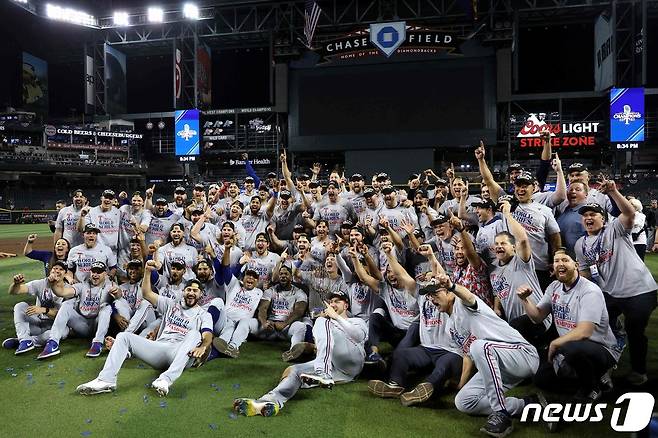 올해 월드시리즈 우승을 차지한 텍사스 레인저스 선수단. ⓒ AFP=뉴스1