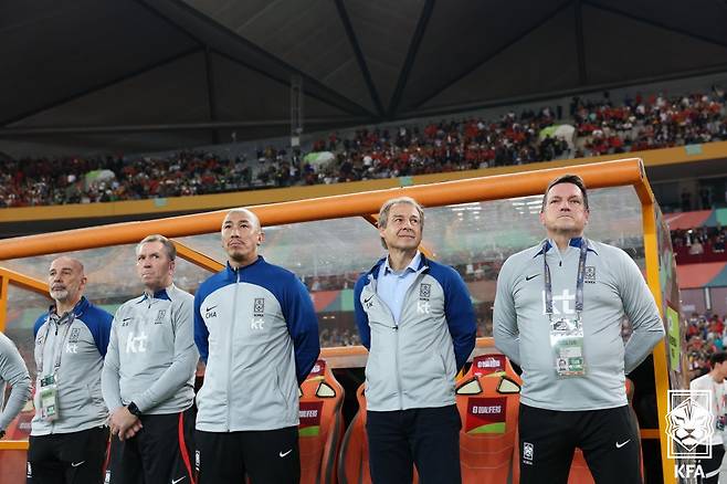 대한민국 축구대표팀 위르겐 클린스만 감독이 21일 중국 선전 유니버시아드 스포츠센터 경기장에서 열린 2026 FIFA 북중미 월드컵 아시아 지역 2차 예선 C조 조별리그 대한민국과 중국의 경기에서 그라운드를 바라보고 있다. (대한축구협회 제공) 2023.11.21/뉴스1