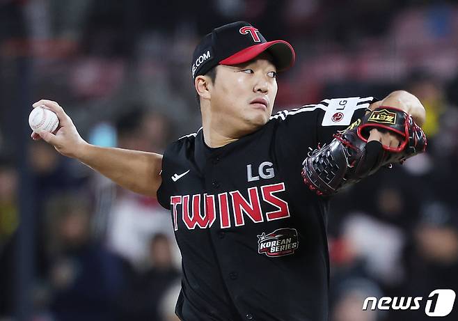 10일 오후 경기도 수원시 장안구 수원KT위즈파크에서 열린 '2023 신한은행 SOL KBO 포스트시즌' 한국시리즈 3차전 kt 위즈와 LG 트윈스의 경기 8회말 등판한 LG 마무리 고우석이 역투하고 있다. 2023.11.10/뉴스1 ⓒ News1 이재명 기자