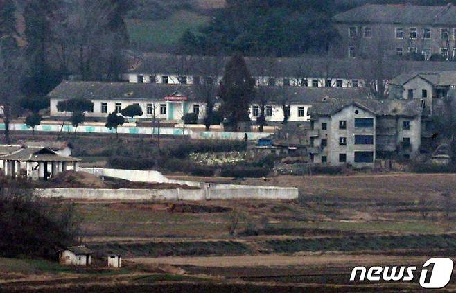 북한이 전날 밤 군사정찰위성 '만리경 1호'를 발사한 가운데 22일 경기도 파주시 오두산전망대에서 바라본 황해북도 개풍군 일대에서 주민들이 오가고 있다. 조선중앙통신은 이날 "국가항공우주기술총국은 11월21일 22시42분28초에 평안북도 철산군 서해위성발사장에서 정찰위성 '만리경 1호'를 신형위성운반로켓 '천리마 1형'에 탑재해 성공적으로 발사했다＂고 보도했다. 2023.11.22/뉴스1 ⓒ News1 박정호 기자