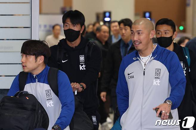 김영권을 비롯해 2026 북중미 월드컵 아시아지역 2차 예선 중국과의 경기를 마친 축구대표팀 선수들이 22일 인천국제공항 2터미널을 통해 귀국하고 있다. 2023.11.22/뉴스1 ⓒ News1 신웅수 기자