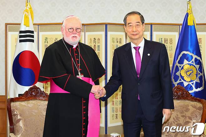 한덕수 국무총리가 22일 서울 세종대로 정부서울청사에서 폴 리차드 갈라거 교황청 외교장관과 기념촬영하고 있다. (총리실 제공) 2023.11.22/뉴스1