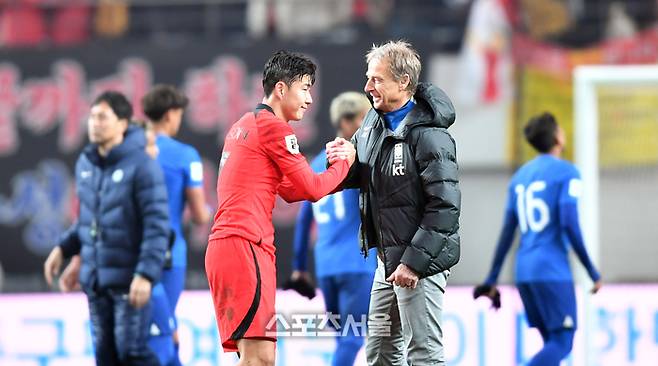 손흥민이 서울월드컵경기장에서 열린 2026북중미월드컵 아시아지역 2차예선 대한민국과 싱가포르의 경기를 마친후 클린스만 감독과 악수를 나누고 있다. 2023.11.16.  상암 | 강영조기자 kanjo@sportsseoul.com