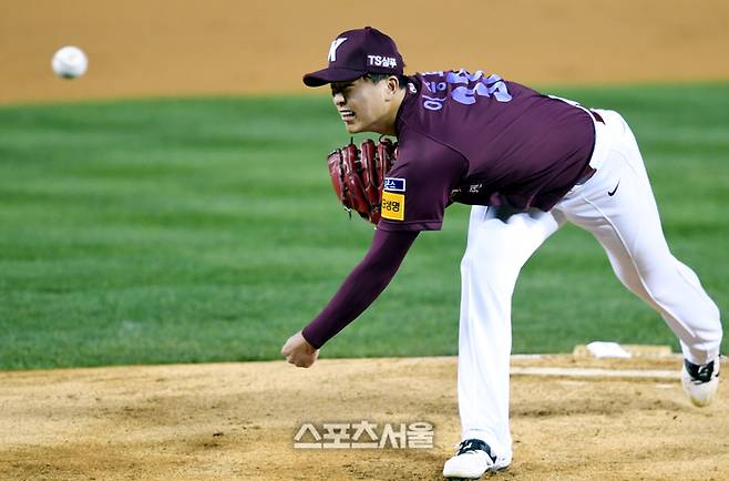 2019 KBO 포스트시즌 한국시리즈 2차전 두산 베어스와 키움 히어로즈의 경기가 2019년 10월 23일 잠실야구장에서 열렸다.키움 선발투수 이승호가 역투하고 있다. 잠실 | 최승섭기자 thunder@sportsseoul.com