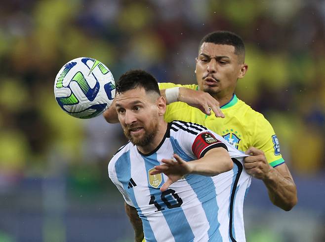 아르헨티나의 리오넬 메시가 22일 오전(한국시간) 2023 북중미월드컵 남미예선 원정  6라운드에서 브라질의 안드레와 공을 다투고 있다. 리우데자네이루|로이터 연합뉴스