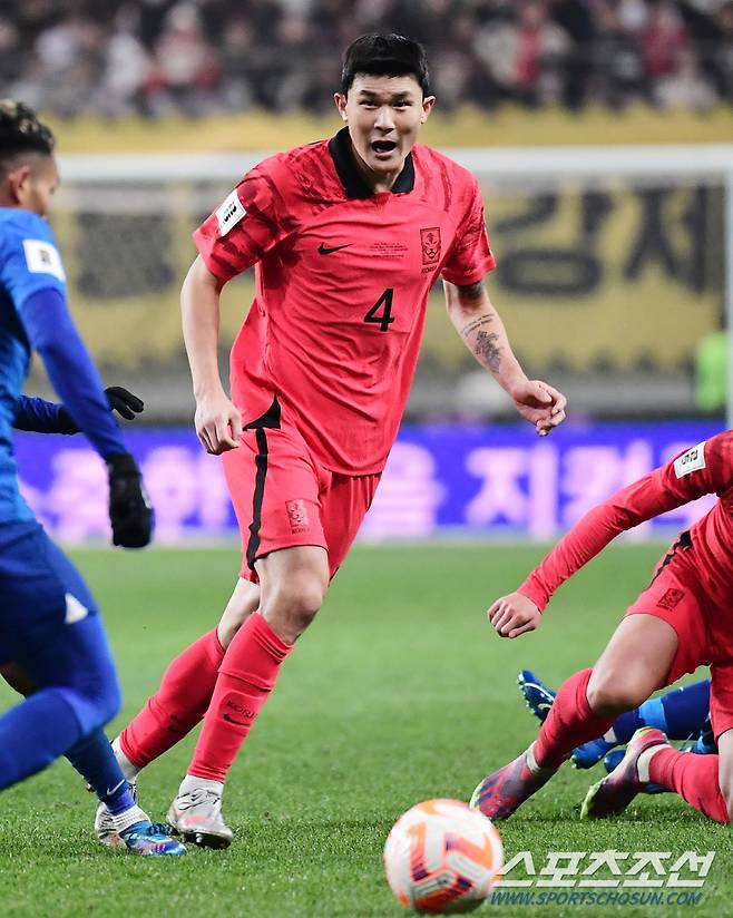 클린스만 감독이 이끄는 축구대표팀이 16일 서울월드컵경기장에서 싱가포르를 상대로 월드컵 2차 예선 경기를 펼쳤다. 경기하고 있는 김민재. 상암=송정헌 기자songs@sportschosun.com/2023.11.16/