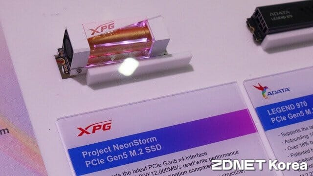 수랭식 냉각이 가능한 히트싱크를 장착한 XPG(에이데이터) SSD. (사진=지디넷코리아)