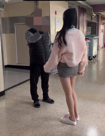 국내 한 고등학교에서 여학생이 중년 남교사에게 대들며 따지는 모습이 공개돼 논란이 일고 있다. [사진출처=온라인 커뮤니티]