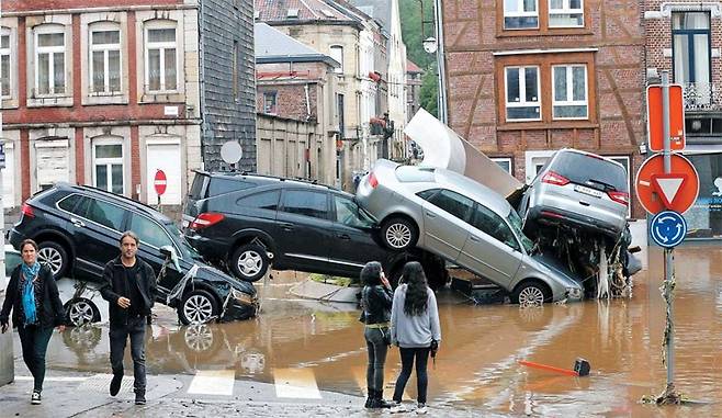 7월 15일 벨기에의 베르비에시 교차로에 폭우로 떠내려온 자동차들이 빗물이 빠진 다음 포개져 있는 모습./AFP연합뉴스