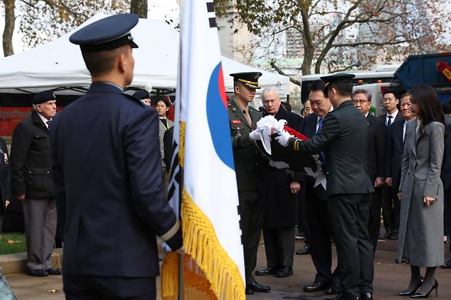 영국을 국빈 방문한 윤석열 대통령과 김건희 여사가 21일(현지 시각) 런던 한국전 참전 기념비를 글로스터 공작과 함께 찾아 헌화하고 있다. /연합뉴스