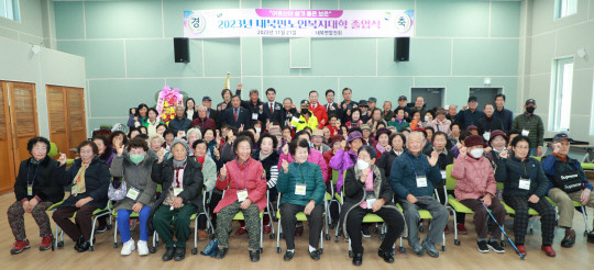 지난 21일 내북면 노인복지대학 졸업식이 열렸다. 이어 22일 산외면, 23일 대한노인회 보은지회, 30일 마로면 등 지역 노인대학 졸업식이 이어진다. 노인대학은 매월 3월에 개강, 12월까지 노인건강증진, 오락문화, 교양과목, 특별체험활동 등 다양한 강좌가 펼쳐진다. 사진=보은군 제공