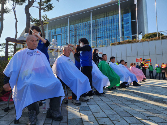 지난 10월 23일 충남 아산시민들이 충남도청 앞에서 삭발식을 열며 국립경찰병원 분원 사업의 예타 면제를 요청했다. 윤신영 기자