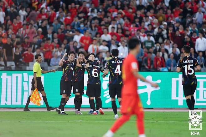 코너킥으로 도움을 올린 이강인이 득점을 기록한 손흥민과 기쁨을 나누고 있다. ⓒ 대한축구협회