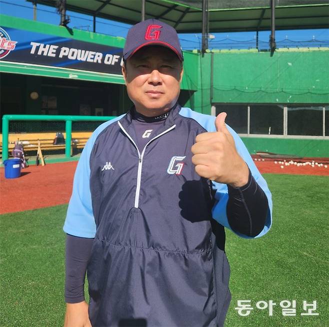 김태형 프로야구 롯데 감독이 21일 팀의 마무리 훈련이 한창인 김해 상동구장에서 본보와 인터뷰를 했다. 1992년 이후 올해까지 
31년간 한국시리즈 정상에 서지 못한 롯데는 김 감독을 ‘우승 청부사’로 영입해 지휘봉을 맡겼다. 김해=이헌재 기자 
uni@donga.com