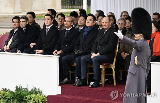 윤석열 대통령이 영국을 국빈 방문한 가운데 21일(현지시간) 런던 호스가즈 광장에서 열린 공식환영식에 이재용 삼성전자 회장, 구광모 LG 회장 등이 참석하고 있다. 연합뉴스