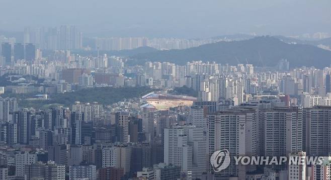 부실 우려에 처한 부동산 프로젝트파이낸싱(PF) 사업장 재구조화를 지원하는 '여신전문업권 PF 정상화 지원펀드'가 사업 속도를 내지 못하고 있다. 최근 서울 남산에서 바라본 아파트 단지 연합뉴스