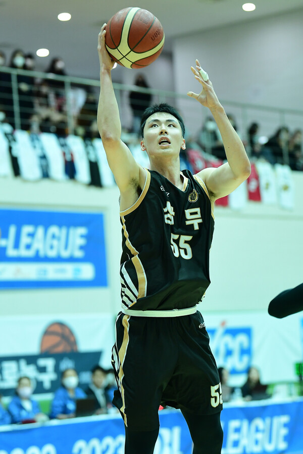 상무에서 전역한 케이씨씨의 송교창. KBL 제공