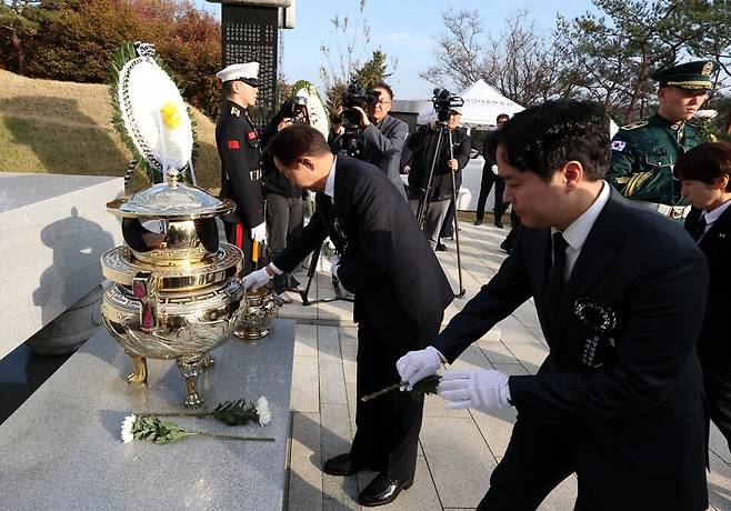 김현철 김영삼대통령기념재단 이사장과 아들인 김인규 씨가 22일 오후 서울 동작구 국립서울현충원 현충관에서 고 김영삼 전 대통령 서거 8주기 추모식을 마친 후 묘소를 찾아 헌화하고 있다. 공동취재사진