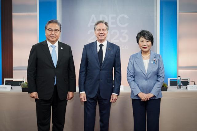 박진(왼쪽부터) 외교부 장관이 14일(현지시간) APEC 정상회의가 열릴 미국 샌프란시스코 모스코니 센터에서 토니 블링컨 미국 국무장관, 가미카와 요코 일본 외무장관과 한미일 외교장관회의 전 기념촬영을 하고 있다. 외교부 제공, 뉴스1