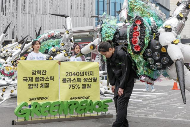 그린피스 활동가들이 1일 오전 서울 서대문구 신촌 스타광장에서 13~19일 케냐에서 개최되는 '유엔 플라스틱 협약 제3차 정부 간 협상위원회'를 앞두고 '플라스틱 괴물' 퍼포먼스를 하고 있다. 유엔 플라스틱 협약은 전 세계 각국 환경 정책 결정자들이 모여 플라스틱 오염에서 벗어나기 위해 생산부터 폐기까지 규칙을 만드는 회의다. 뉴스1