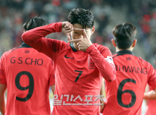 위르겐 클린스만 감독이 이끄는 축구국가대표팀이 24일 오후 울산 문수월드컵경기장에서 콜롬비아와 경기를 펼쳤다. 손흥민이 첫골을 성공시킨뒤 세리머니하고있다. 울산=정시종 기자 capa@edaily.co.kr /2023.03.24.