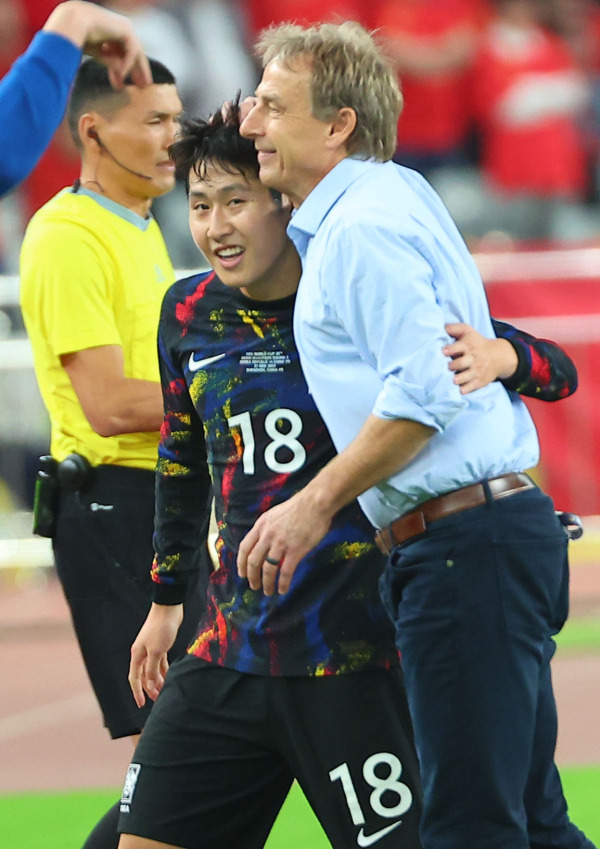 <yonhap photo-0403="">21일 중국 선전 유니버시아드 스포츠센터에서 열린 2026 북중미 월드컵 아시아 2차 예선 한국과 중국의 경기. 대표팀 이강인이 교체 아웃 된 뒤 클린스만 감독의 격려를 받고 있다. 사진=연합뉴스</yonhap>