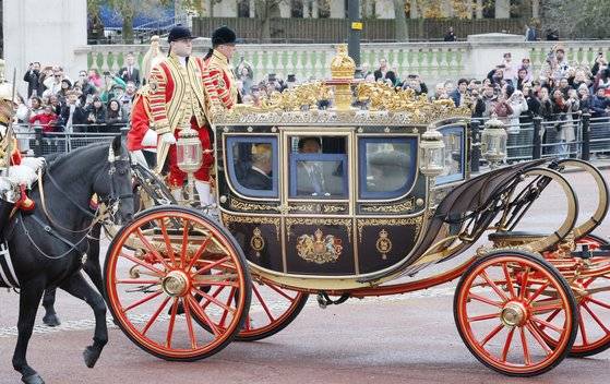 영국을 국빈 방문한 윤석열 대통령과 찰스 3세 영국 국왕이 탑승한 마차가 21일(현지시간) 런던 호스가즈 광장에서 열린 공식환영식이 끝난 뒤 버킹엄궁으로 향하고 있다. 연합뉴스