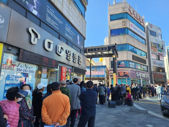 22일 오후 경북 포항시 북구 포항지진범시민대책본부 사무실 앞에 포항 지진 정신적 피해 배상 소송 현장 접수를 하기 위해 나온 포항시민들이 길게 줄을 서 있다. 김정석 기자