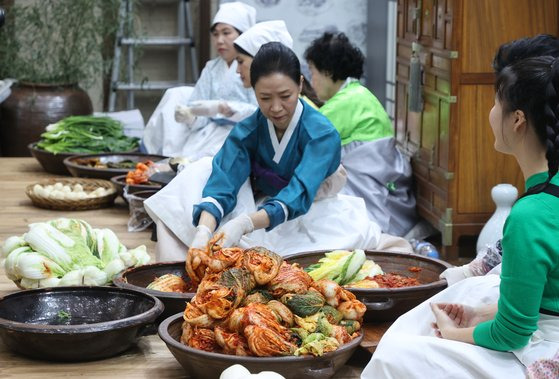 22일 서울 서초구 양재동 aT센터에서 열린 제4회 김치의 날 기념행사에서 관계자들이 김장 시연을 하고 있다. 연합뉴스