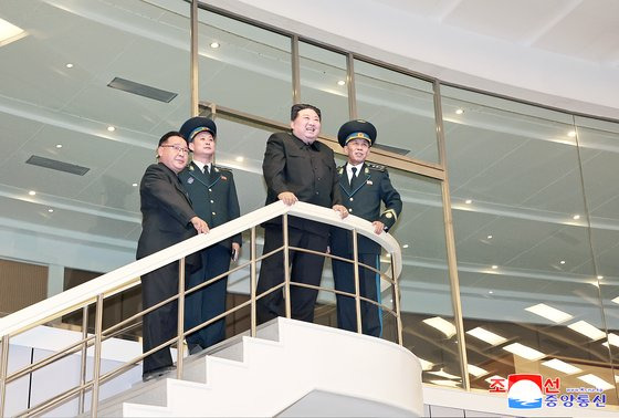 김정은 국무위원장이 22일 오전 10시 국가항공우주기술총국 평양종합관제소를 방문하고 궤도에 진입한 정찰위성 '만리경-1'호의 작동상태와 등을 점검하는 모습. 조선중앙통신, 연합뉴스