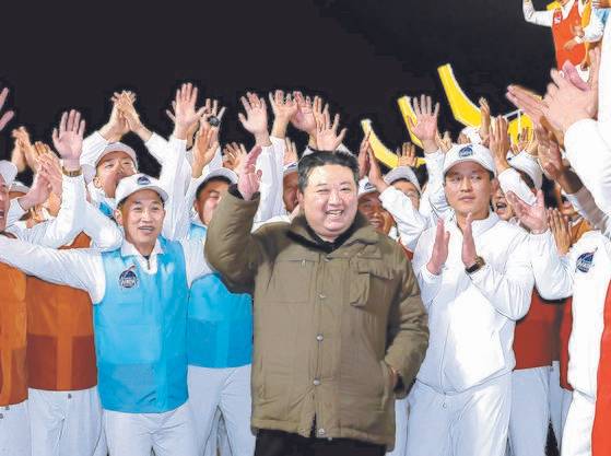 북한 노동당 기관지 노동신문은 22일 전날인 21일 밤 발사한 군사정찰위성의 발사가 성공적으로 이뤄졌다고 주장했다. 뉴스1