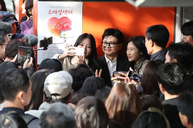 한동훈 법무부 장관이 17일 오후 대구 수성구 만촌동 대구스마일센터를 찾아 직원 간담회를 마친 뒤 입구에서 기다리던 시민들의 요청에 기념촬영을 하고 있다. / 사진=뉴스1