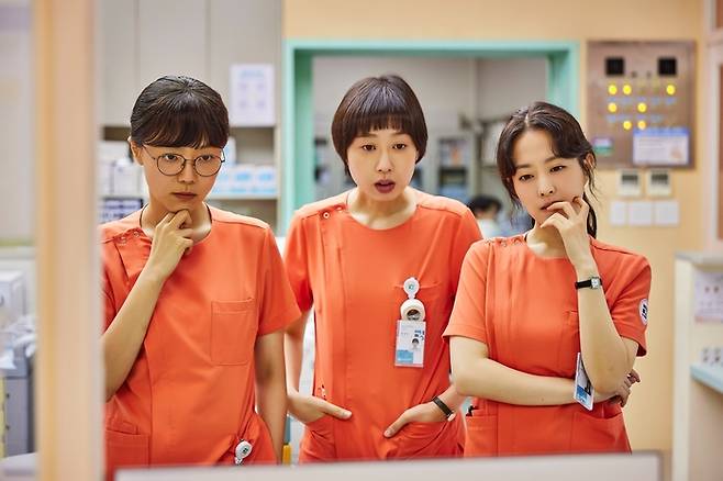 3년차 간호사 정다은(박보영·맨 오른쪽)을 주인공으로 한 드라마 <정신병동에도 아침이 와요>는 다은을 포함한 5명의 간호사를 중심으로 정신병동에서 벌어지는 다양한 에피소드를 그린다. 넷플릭스 제공