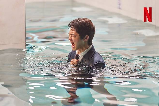 <정신병동에도 아침이 와요>는 업무 스트레스 등으로 공황장애를 겪는 송유찬(장동윤)의 증상을 ‘물’이란 소재를 활용해 시각적으로 보여준다. 넷플릭스 제공