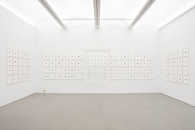 데미안 허스트의 그림을 88개 조각으로 잘라 판매한 작품 ‘Severed Spots’, 2022. 대림미술관 제공