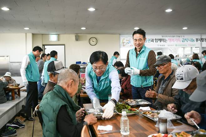 하나증권 노사는 지난 3월 대전 행복한집 무료급식소를 찾아 80여명의 어르신에게 점심식사를 제공했다.