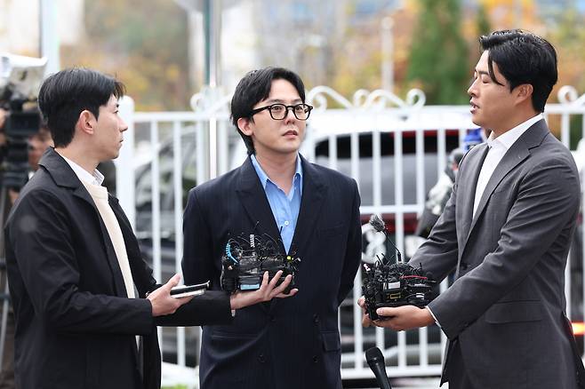 Kwon Ji-yong, more widely known as G-Dragon of K-pop group Big Bang, speaks to reporters before entering the Incheon Metropolitan Police building for questioning over alleged drug use, on Nov. 6. (Yonhap)