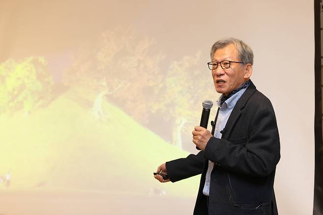 You Hong-june speaks at a press conference at the Changbi Seogyo Building in Mapo-gu, Seoul, Tuesday. (Changbi Publishers)