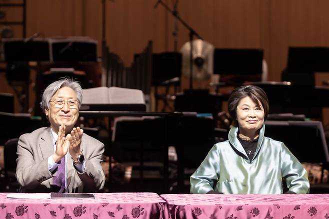 Director Kim Young-woon (left) from the NGC and director Liu Li-chen of the NCO attend a press conference at the National Gugak Center, in Seoul, Friday. (National Gugak Center)