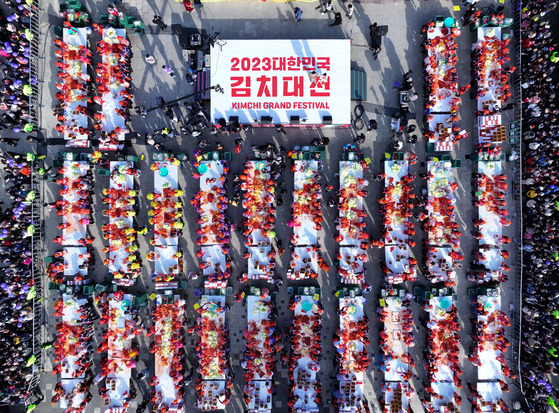 A total of 1,122 people make kimchi in celebration of National Kimchi Day, which falls on Nov. 22, at the Kimchi Grand Festival held at the 5.18 Democracy Square in Gwangju, South Jeolla, on Wednesday. A beloved national dish, kimchi is traditionally made with pickled vegetables seasoned with a mixture of garlic, ginger, chili peppers and fermented seafood. [YONHAP]