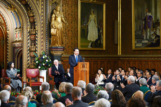 President Yoon Suk Yeol, center, gives an English-language address to both houses of the British Parliament at the Palace of Westminster in London Tuesday during his state visit to Britain. [JOINT PRESS CORPS]