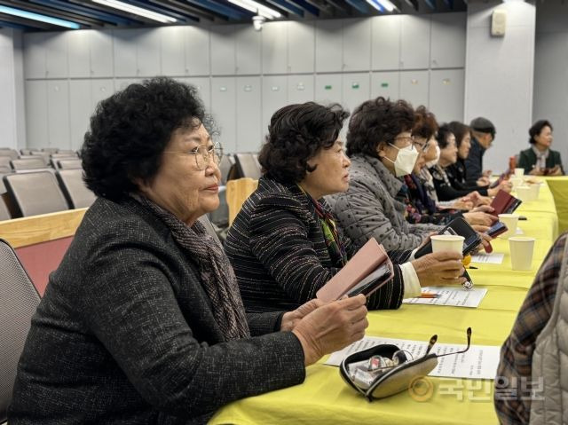 주안장로교회 시니어 교인들이 스마트폰 강의를 배우고 있다.