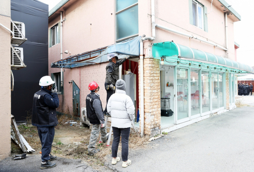 파주시가용역업체를 동원, 연풍리 성매매집결지 불법건축뮬 11동에 대해 행정대집행에 들어가 이중 7동을 철거하고 있다. 파주시 제공