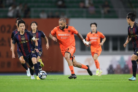 수원FC 이영재와 강원 가브리엘 [한국프로축구연맹 제공]