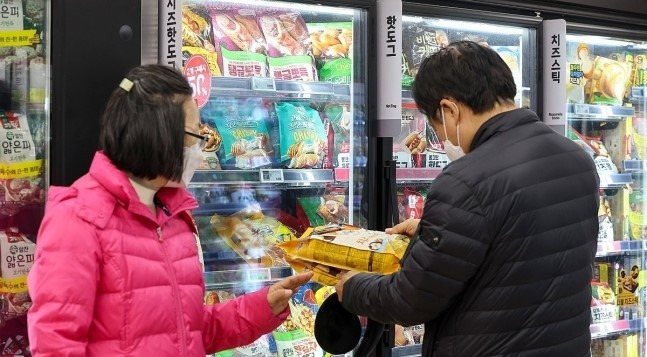 정부가 11월 말까지 주요 생필품 실태조사를 진행하고 신고센터를 신설해 관련 사례에 대한 제보를 받겠다고 밝혔다 / 사진=연합뉴스